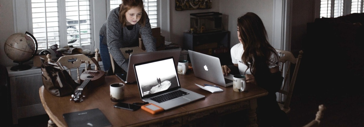 Zwei junge Frauen am Laptop